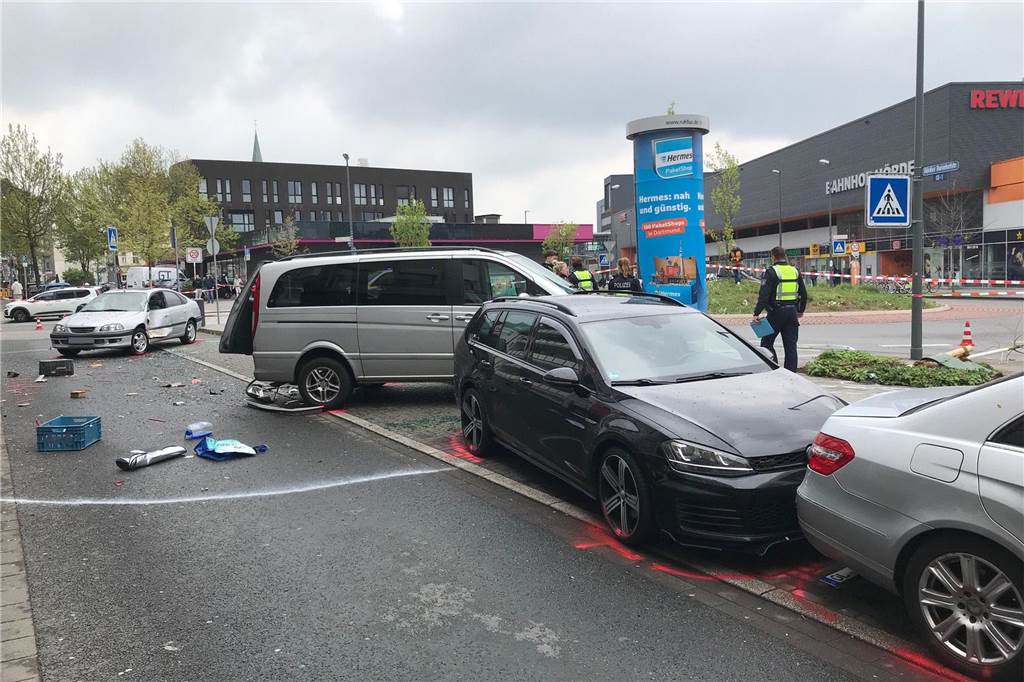 Linienbus-Unfall in Hörde: Busfahrer (65) verlor das Bewusstsein – und reagierte doch im letzten Moment Der Bus ist am Samstagmittag in mehrere parkende Fahrzeuge geschleudert.