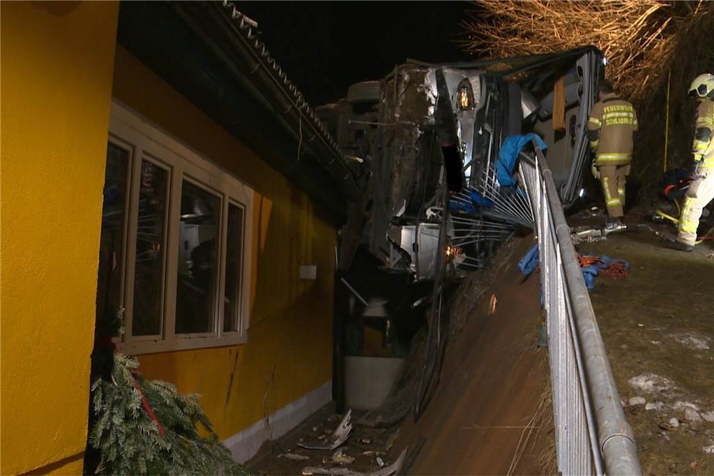 Junggesellenabschied endet tödlich: Bräutigam (31) stirbt bei Busunglück Rettungskräfte der Feuerwehr sind am Unglücksort im Einsatz.