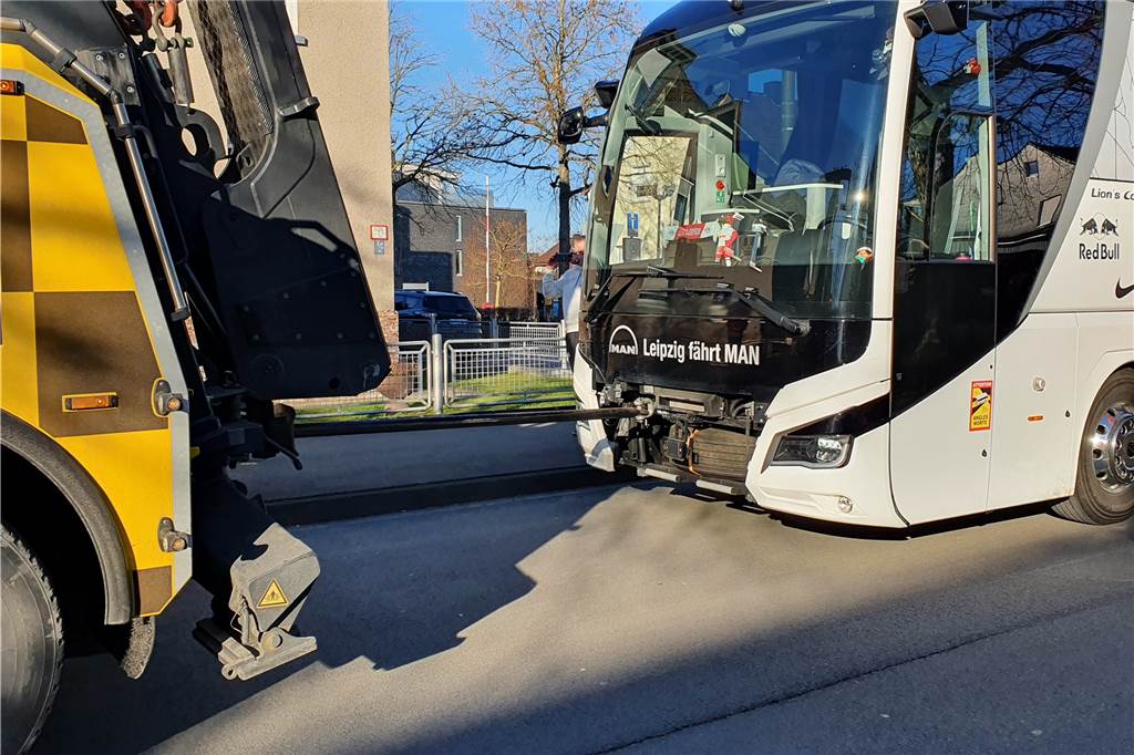 Bus von RB Leipzig reißt sich am SportCentrum Kamen-Kaiserau den Tank auf Der Bus musste zur Reparatur abtransportiert werden.