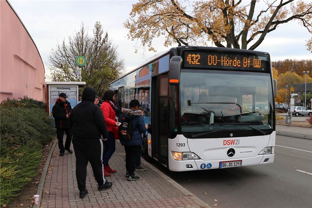 Holzen: Wer in der Idylle wohnt, braucht ein Auto Der Bus nach Hörde fährt zweimal in der Stunde.