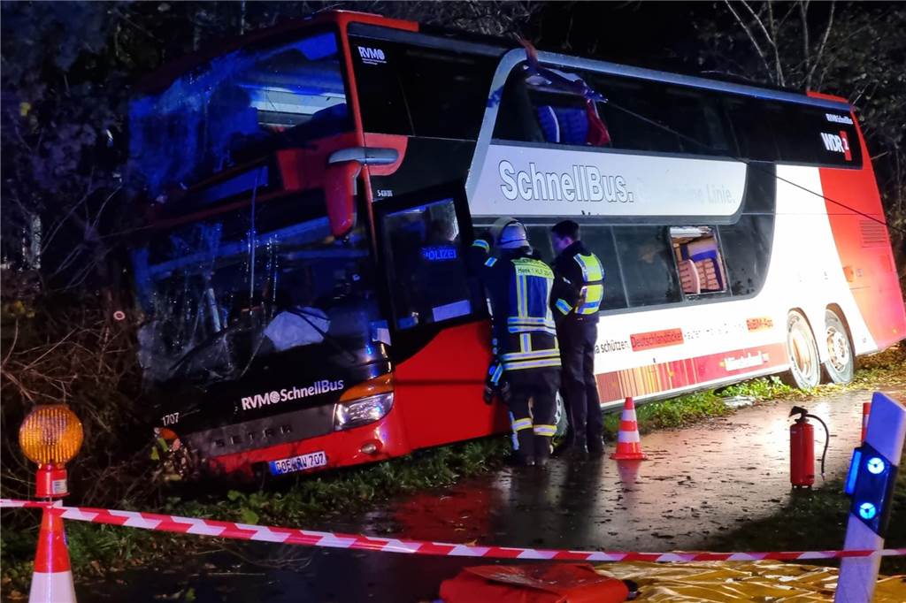 Der in Schräglage stehende und gesicherte Bus auf der L 579 in Heek.