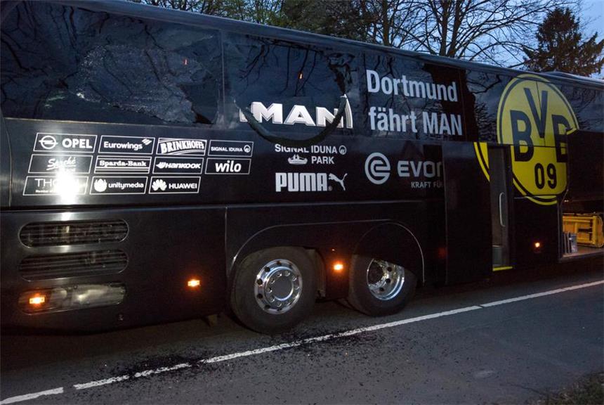 Staatsanwaltschaft Dortmund übernimmt Ermittlungen Der Bus von Borussia Dortmund kurz nach den Explosionen.