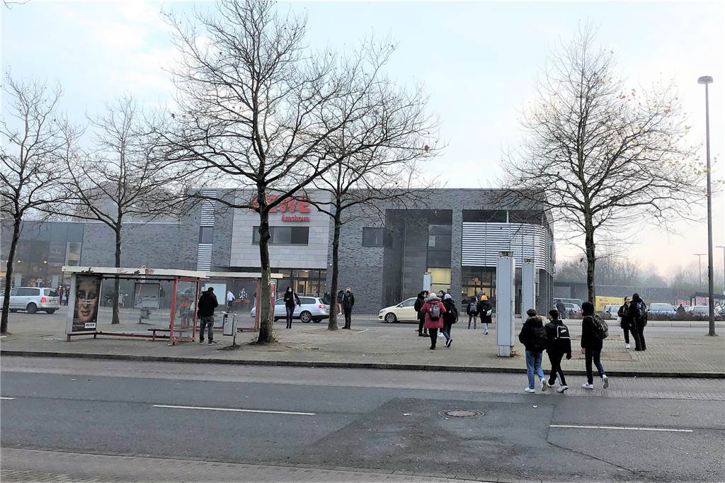 Schwerer Unfall: Wie gefährlich ist es zwischen Rewe und Busbahnhof? Der Busbahnhof Lütgendortmund gilt schon lange als Gefahrenpunkt. Die Politik sucht nach Lösungen, um den Bereich für Fußgänger zu entschärfen.
