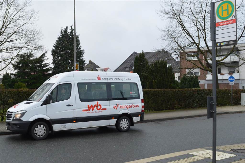 Das ändert sich beim Bürgerbus: Ticketpreise und Routen angepasst Der weiße Bürgerbus steht auf dem Busbahnhof in Vreden.