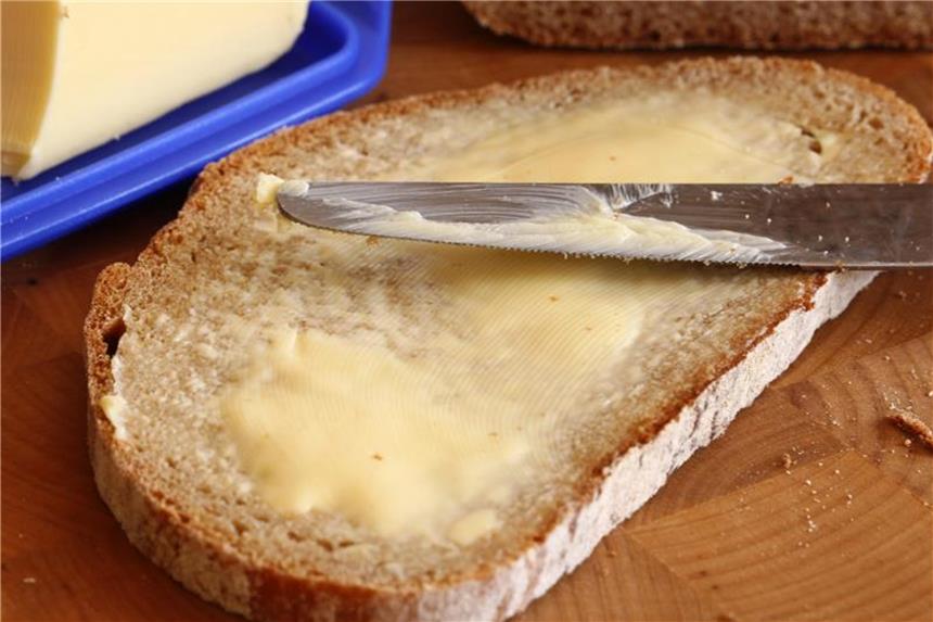 Der Butter-Preis fällt erneut. Foto: Jens Büttner/dpa