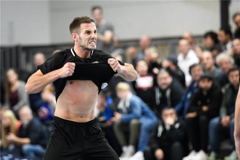 Der BV Brambauer geht als Titelverteidiger ins Turnier. Den Pokal sollen diesmal folgende zwölf Spieler holen: Marcel Schaub und Tom Borkowiak im Kasten, davor Andreas Wink, Fatih Gülec, Florian Kemna, Dennis Köse, Matthias Klemt, Joel Razanica (im Bild), Ibrahim Hyseni, Sören Dvorak, Arkadij Daunhauer und Domenik Kosner.
