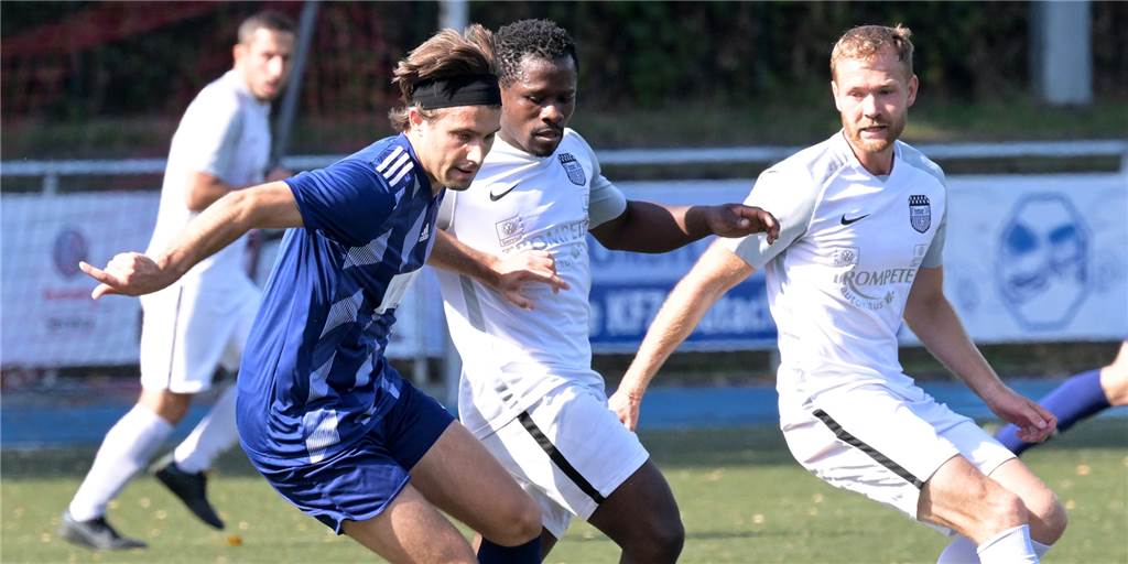 Der BV Brambauer um Frederick Ofosu Sekyere (M.) bezwang am Sonntag Arminia Marten.