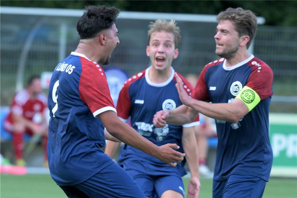 Unsere Prognosen vor der Lüner Fußballsaison: Wer überrascht? Welche Teams enttäuschen? Spieler des BV Lünen jubeln.