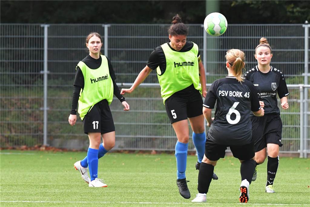 Wethmar-Keeper hält Elfmeter in der Nachspielzeit - BV Lünen degradiert den Gegner - die Übersicht Der BV Lünen um Kapitänin Dilia Kuster (M.) hat mit 1:8 gegen den PSV Bork verloren.
