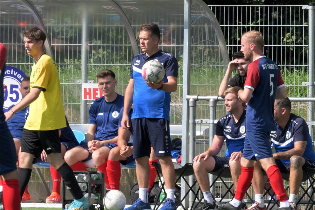 Dritter Spieltag im Lüner Amateurfußball: Alle Ergebnisse auf einem Blick Stefan Urban, Trainer des BV Lünen, steht an der Seitenlinie.
