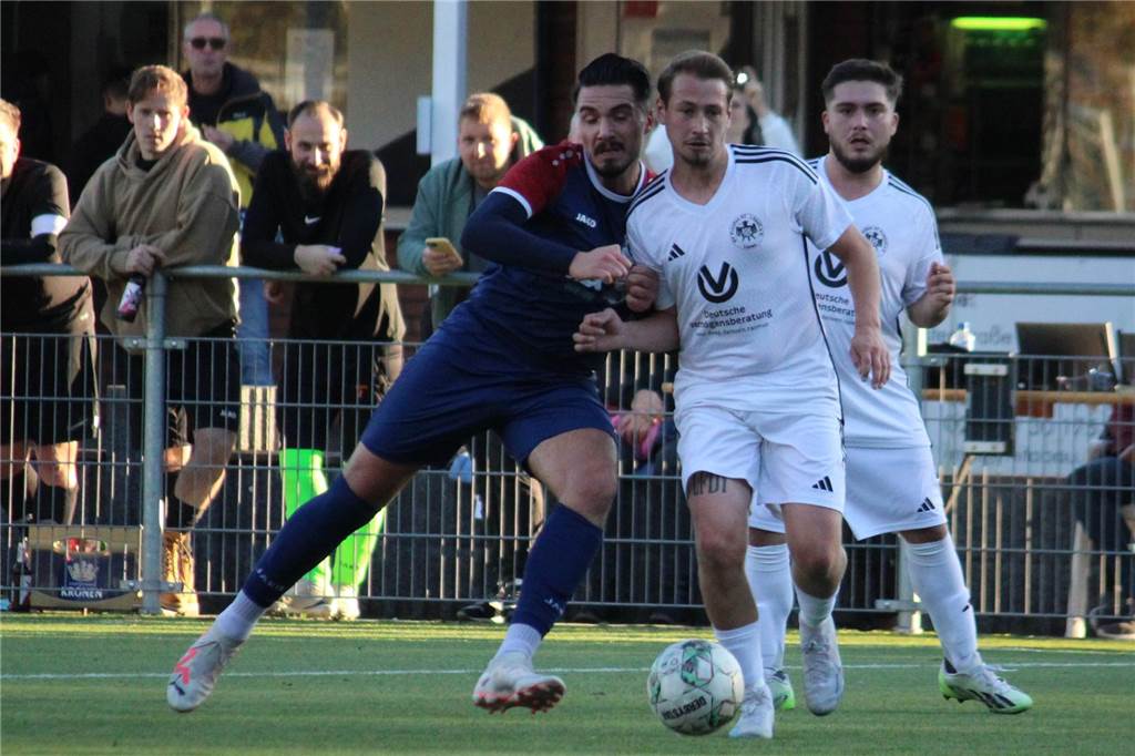 Deutliche Worte an den FLVW: Lüner Vereine reagieren auf Fußballkreis Zwei Spieler im Zweikampf.