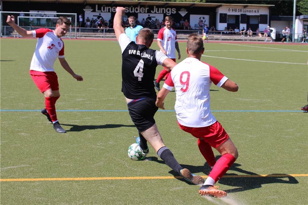 BV Lünen gewinnt kleines Derby beim VfB Lünen II – Zwei Elfmeter eröffnen die Partie Der BV Lünen (weiße Trikots) und der VfB Lünen lieferten sich ein intensives Spiel.