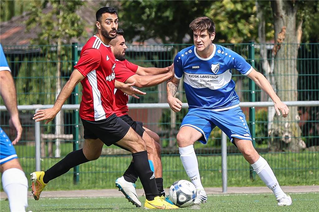 Spielabbruch in Dortmund: Schiedsrichter springt ein, fühlt sich bedroht und beleidigt Der BV Teutonia Lanstrop, hier in blau mit der ersten Mannschaft am Sonntag gegen die DJK Saxonia, war in einen Spielabbruch verwickelt.
