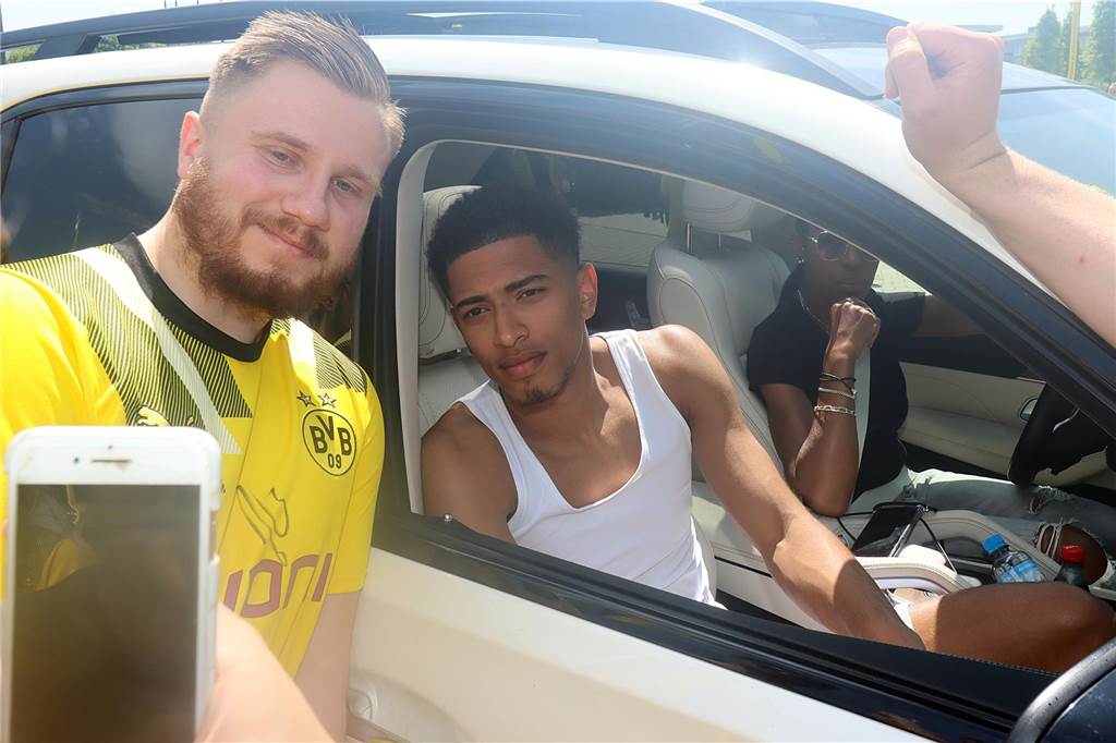 Beim BVB herrscht nach dem Titel-Drama eine große Leere: „Noch schlimmer als 2013“ Jude Bellingham macht ein Foto mit einem Fan.