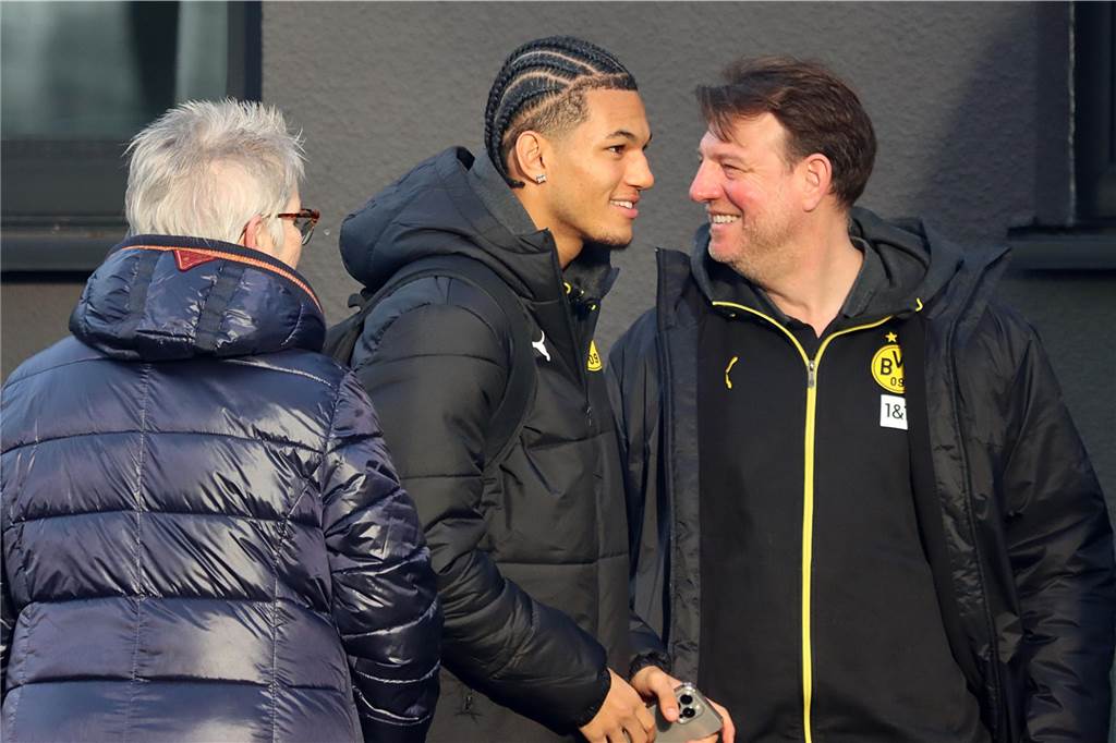 Der BVB auf dem Weg ins Teamhotel.
