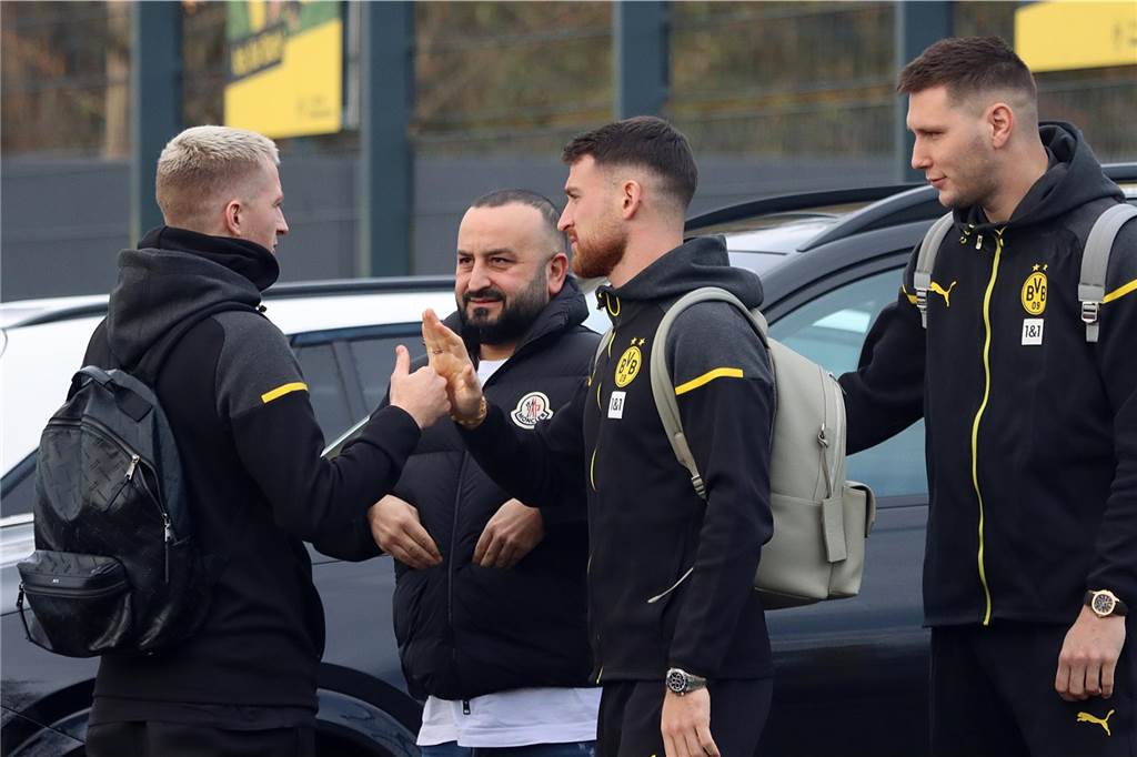 Der BVB auf dem Weg ins Teamhotel.