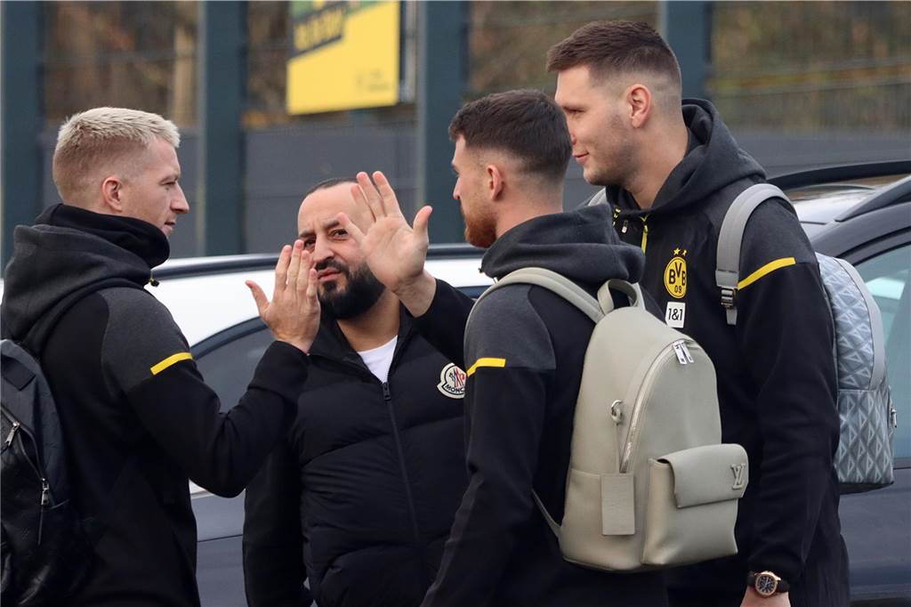 Der BVB auf dem Weg ins Teamhotel.