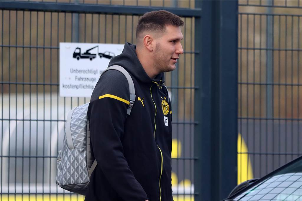 Der BVB auf dem Weg ins Teamhotel.