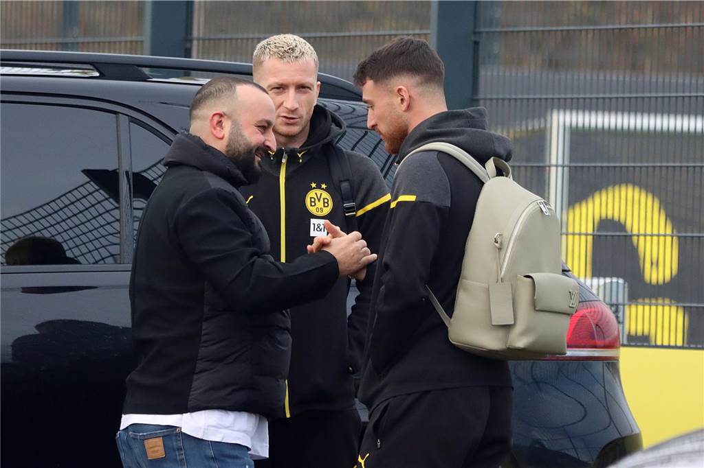 Der BVB auf dem Weg ins Teamhotel.