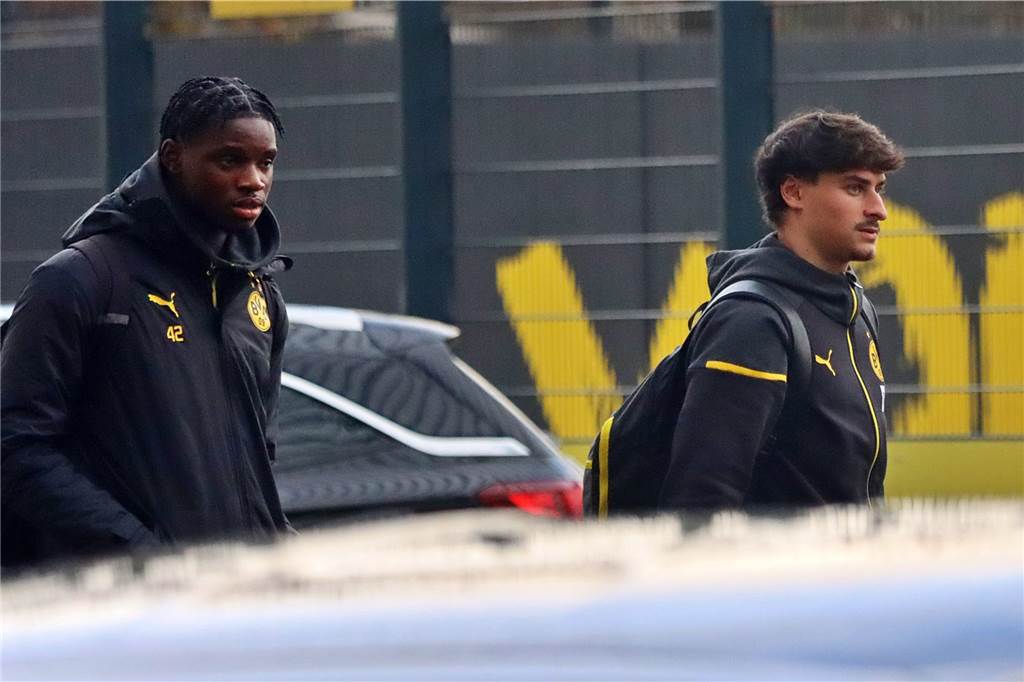 Der BVB auf dem Weg ins Teamhotel.