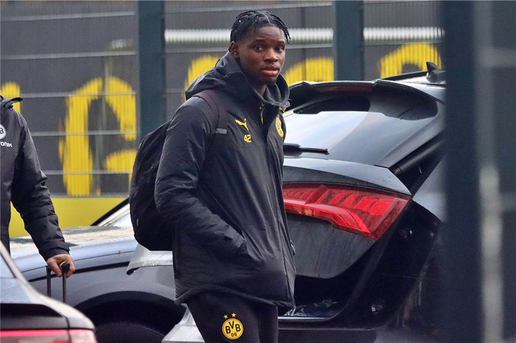Der BVB auf dem Weg ins Teamhotel.
