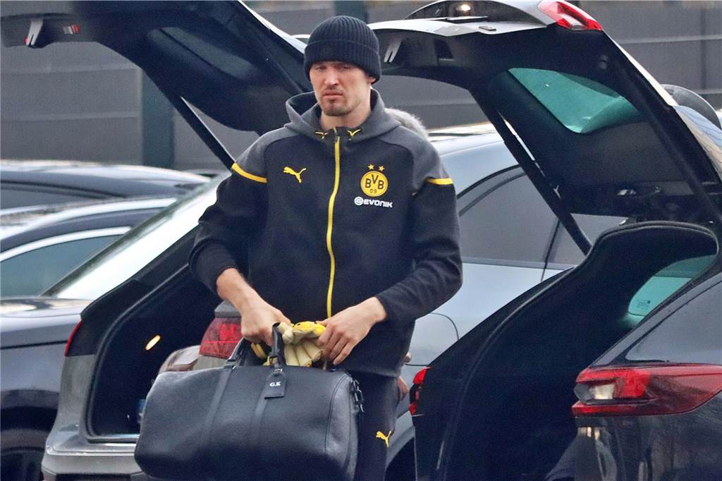 Der BVB auf dem Weg ins Teamhotel.