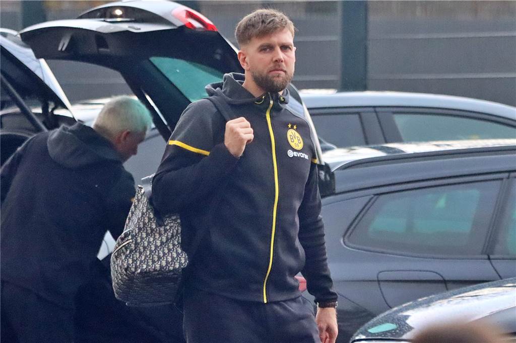 Der BVB auf dem Weg ins Teamhotel.