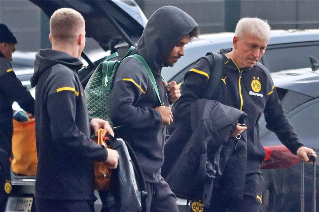 Der BVB auf dem Weg ins Teamhotel.