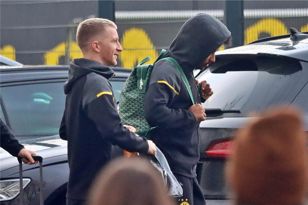 Der BVB auf dem Weg ins Teamhotel.
