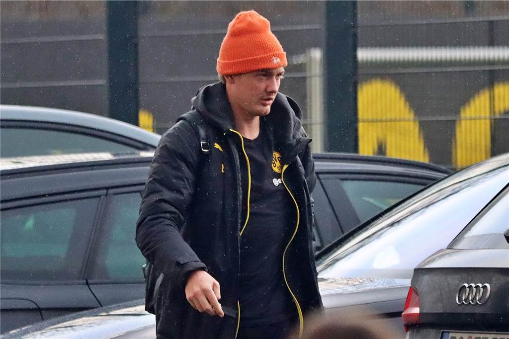 Der BVB auf dem Weg ins Teamhotel.