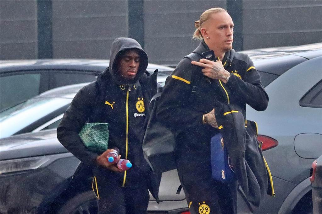 Der BVB auf dem Weg ins Teamhotel.