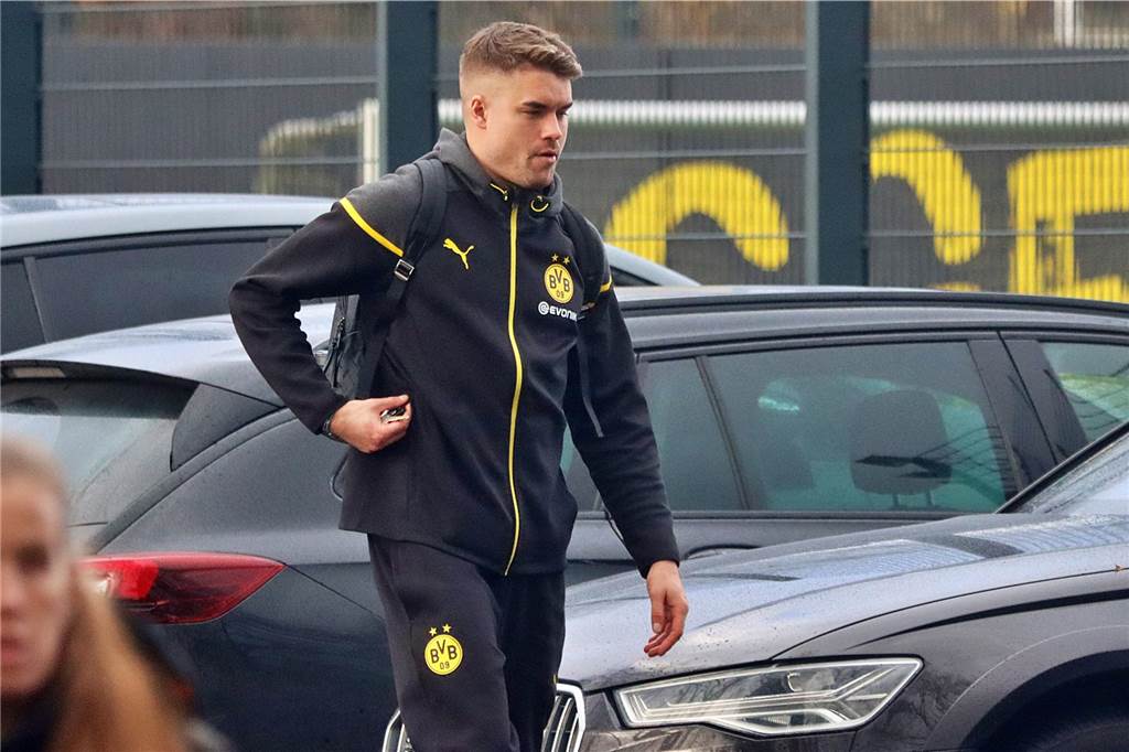 Der BVB auf dem Weg ins Teamhotel.
