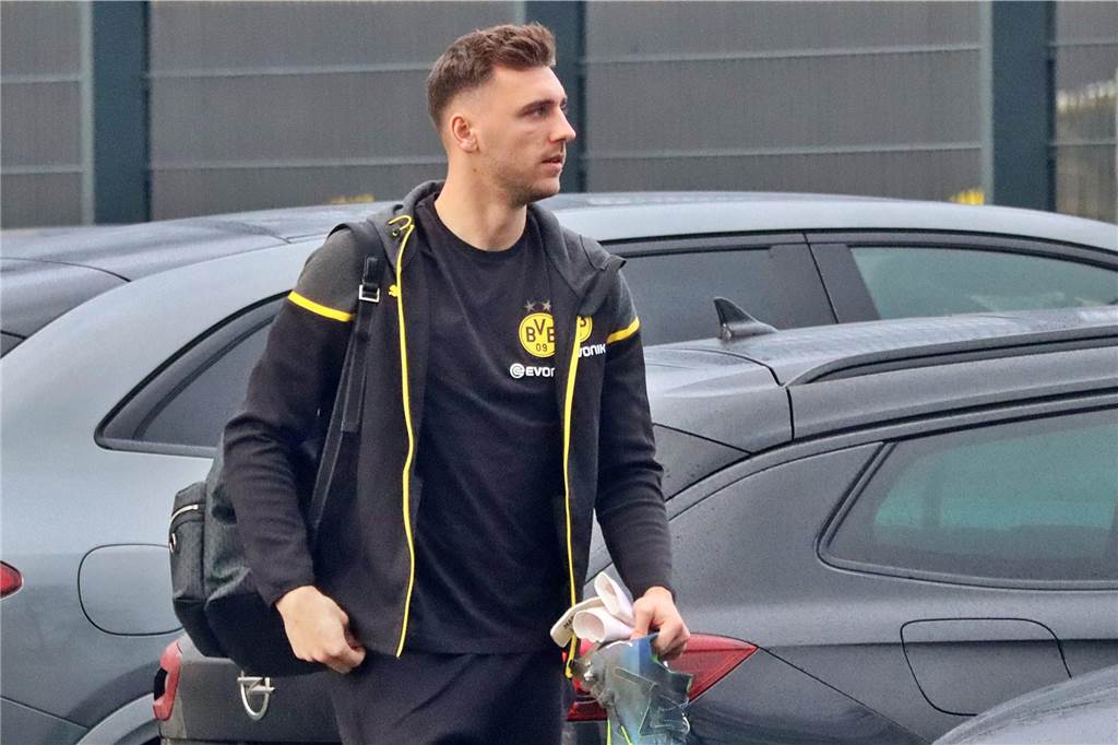 Der BVB auf dem Weg ins Teamhotel.