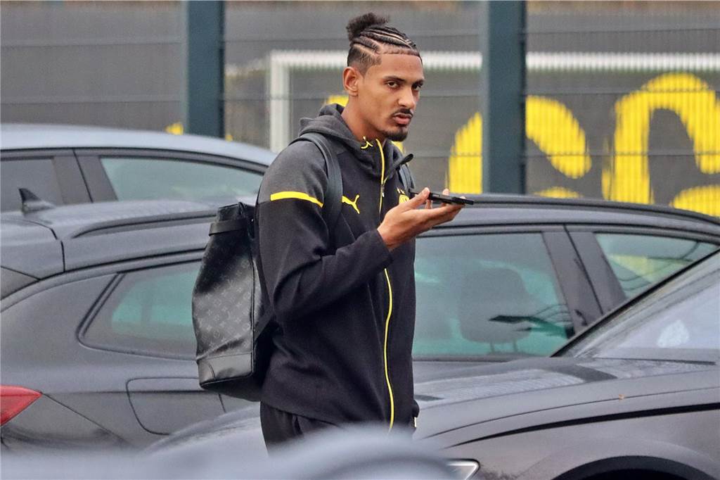 Der BVB auf dem Weg ins Teamhotel.