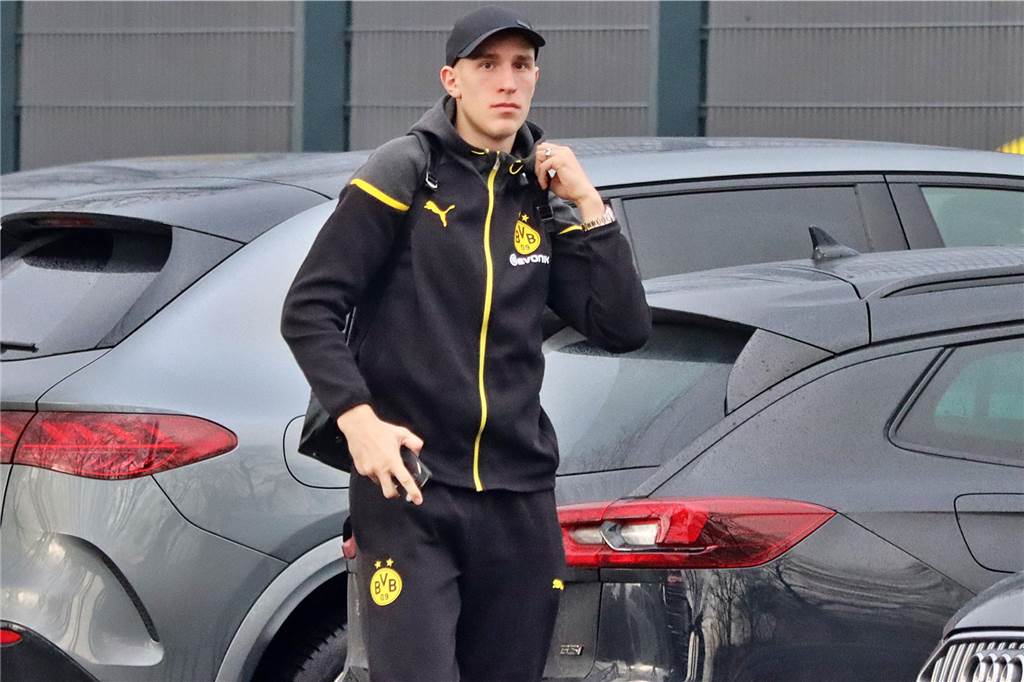 Der BVB auf dem Weg ins Teamhotel.