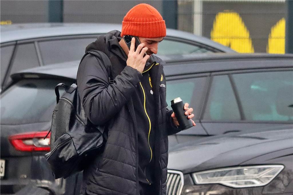 Der BVB auf dem Weg ins Teamhotel.