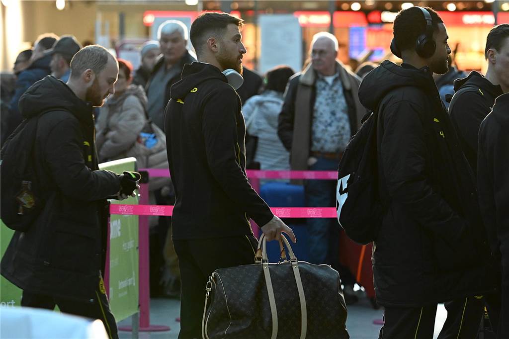 Der BVB auf dem Weg nach Heidenheim.