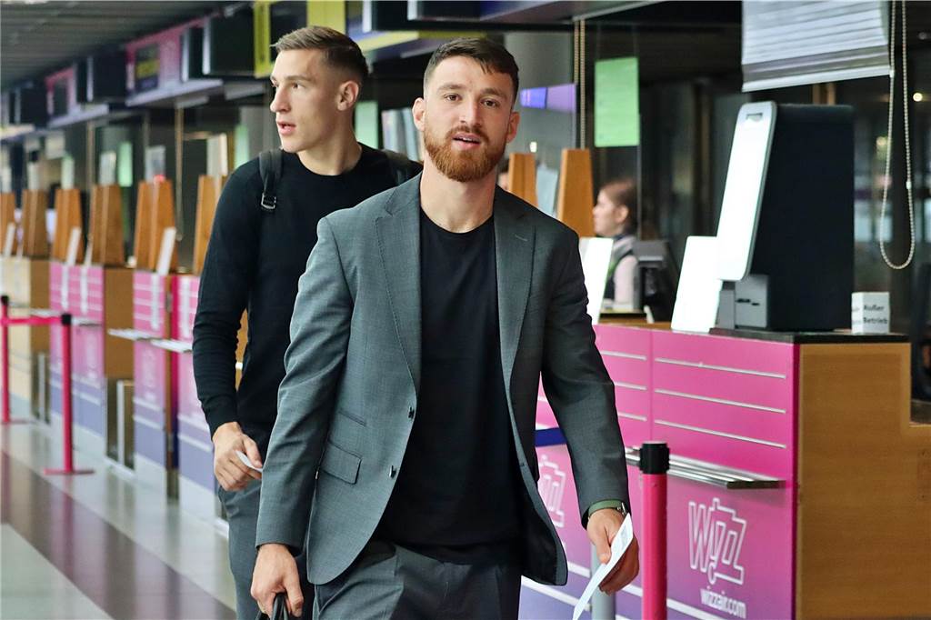 Der BVB auf dem Weg nach Paris.