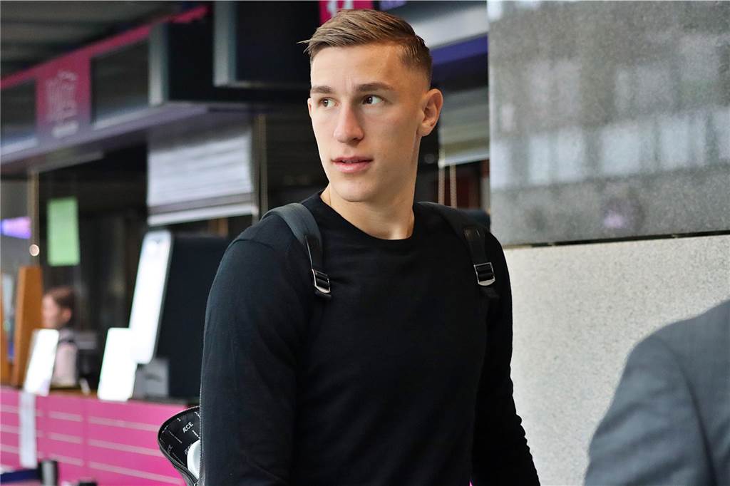 Der BVB auf dem Weg nach Paris.