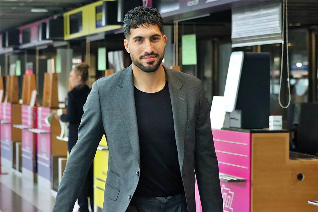 Der BVB auf dem Weg nach Paris.