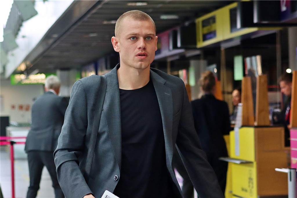 Der BVB auf dem Weg nach Paris.