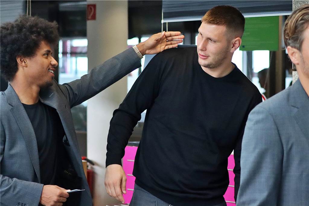 Der BVB auf dem Weg nach Paris.