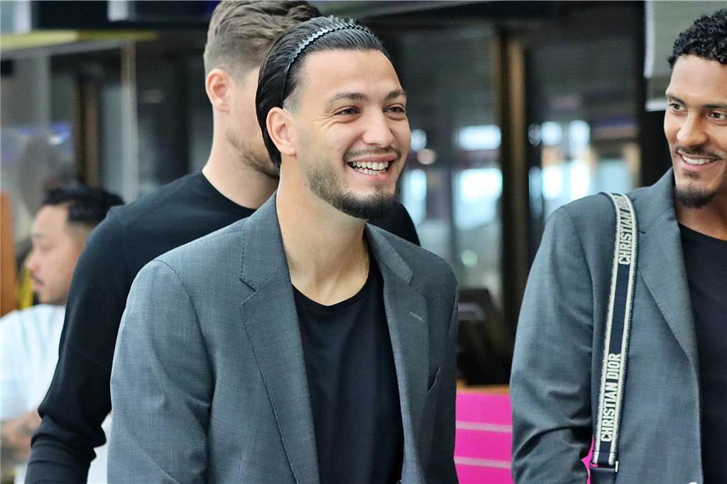 Der BVB auf dem Weg nach Paris.