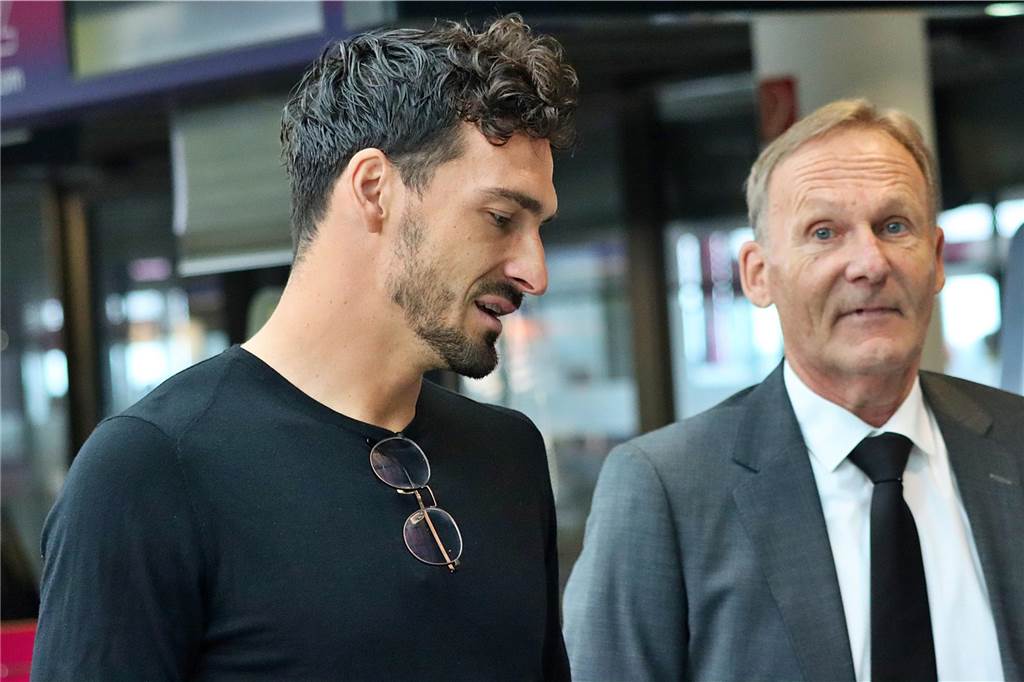 Der BVB auf dem Weg nach Paris.
