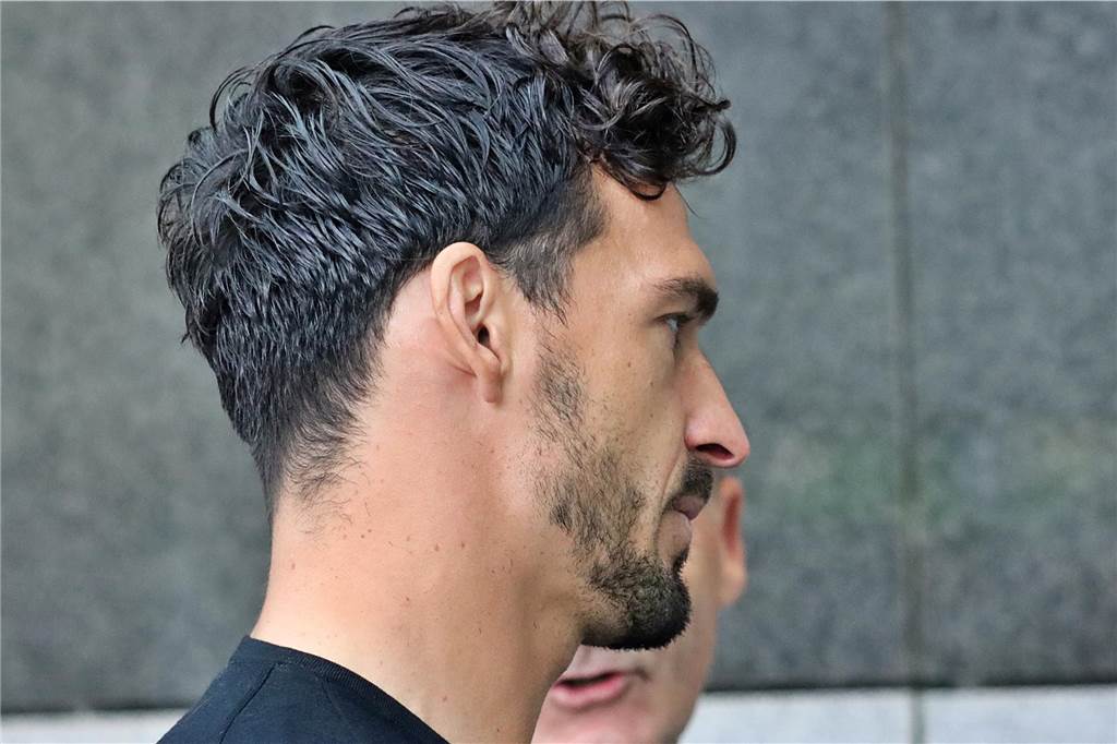 Der BVB auf dem Weg nach Paris.