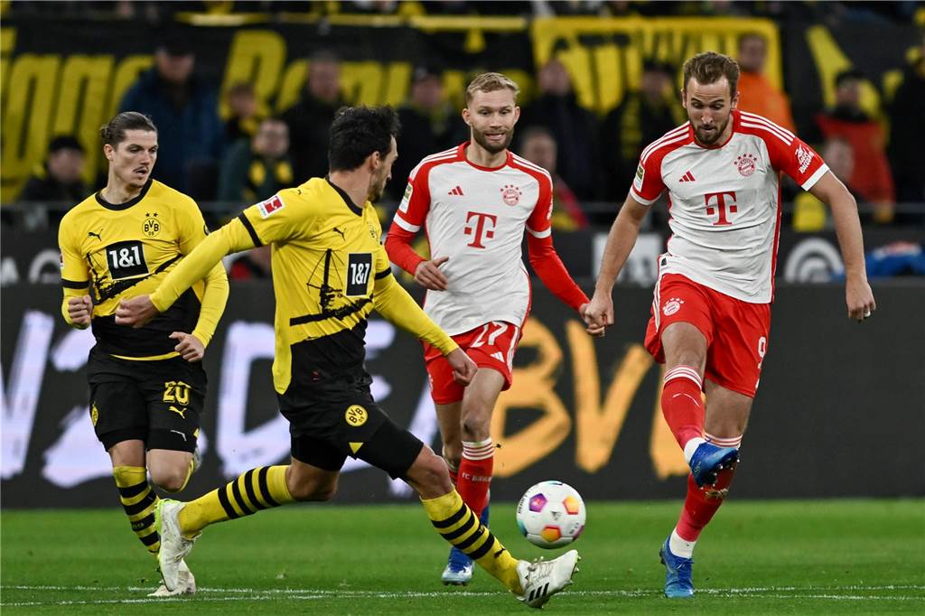 Die Unruhe ist zurück beim BVB - Dortmund gibt im Herbst ein bedenkliches Bild ab Harry Kane im Zweikampf mit Mats Hummels.