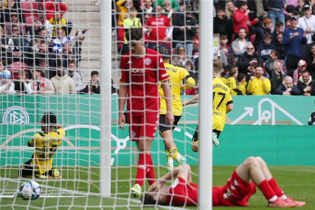 Mainzer Spieler liegen am Boden.