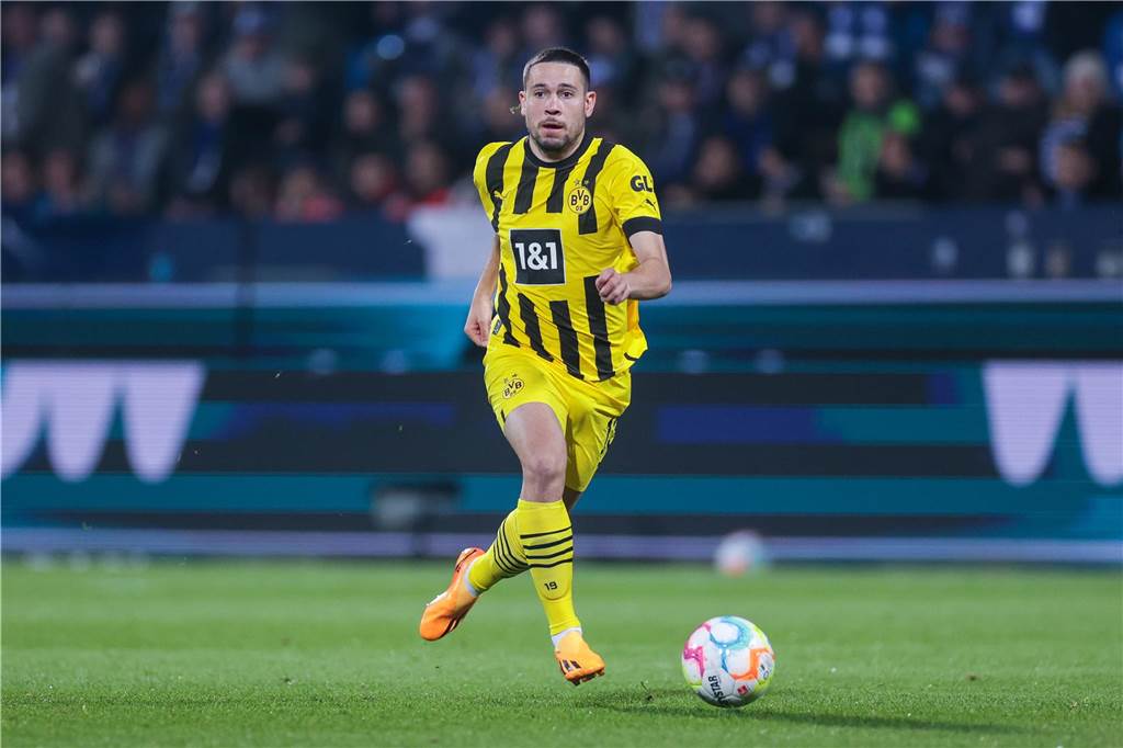 BVB-Sportdirektor Kehl vor schwierigem Spagat: Konzentration auf Sport trotz offener Personalien Raphael Guerreiro läuft mit dem Ball.