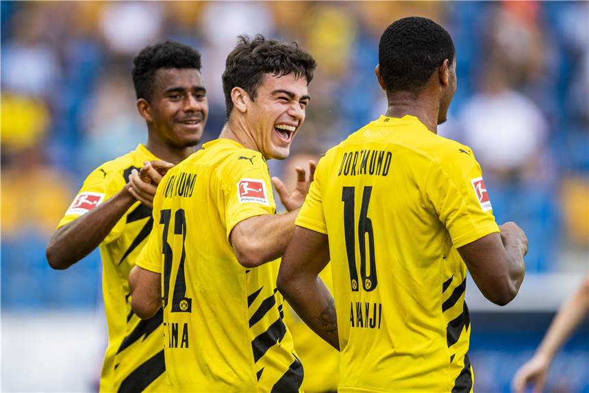BVB-Turnier in Duisburg: Personal, TV-Übertragung, Zuschauer Der BVB - hier Ansgar Knauff, Giovanni Reyna und Manuel Akanji (v.l.) - trifft am Samstag auf den MSV Duisburg und Feyenoord Rotterdam.