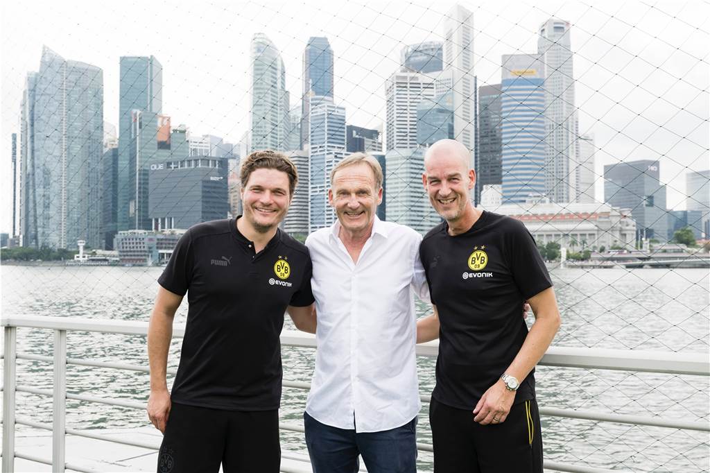 BVB-Profis auf Sightseeing-Tour durch Singapur: „Stand auf meiner Bucket List“ Edin Terzic, Hans-Joachim Watzke und Carsten Cramer vor der Skyline von Singapur.